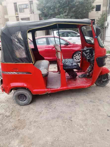 السلا م عليكم تكتك مديل 18 مرقم بغداد البيع السعر 3 و٧٥٠ المكان البياع مصبوغه عام بيهه مكينه جديده /***********
