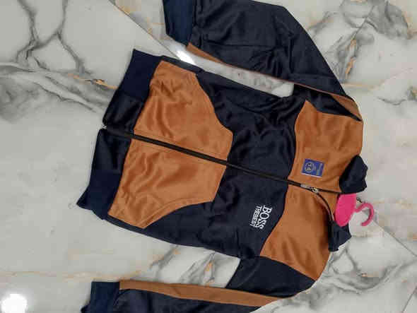 تراك ولادي
يلبس من عمر ١٠سنه إلى ١٨سنه 
قماش حلو ومرتب من الخارج رياضي ومن الداخل حمل
للحجز ***********
توصيل داخل الكفل الفين دينار
سعر القطعه 9الف 
اذا ٣قطع التواصل مجاني
