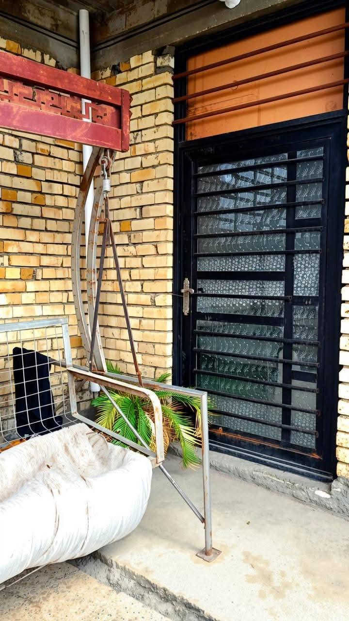 🏡 للبيع – دار سكنية في بغداد / جسر ديالى الجديد – الكرغولية (سدة جبور)🔑
📐 المواصفات:

- مساحة الأرض: 290 م²
- مساحة البناء: 130 م²
- طابق واحد
- سند 25

🏠 تفاصيل الدار:

- 🛏️ غرفتا نوم (4×6) و(4×5)
- 🛋️ استقبال
- 🏡 هول
- 🍽️ مطبخ
- 🚿 حمام + تواليت مشترك

🌿 المميزات:

- مناور عدد (2)
- ترك خلفي
- حديقة أمامية تصلح كراج

💰 السعر: يُذكر عند الاتصال

📞 الاتصال: ***********
📲 واتساب: ***********
