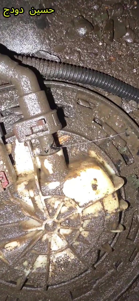 شلال مال بانزين 💦
صاحب السيارة يكول اشتم ريحة بانزين 😇
بس ميندل الفتحة مال فيت بم وين
حسين دودج 
بغداد 
*********** و اتساب
