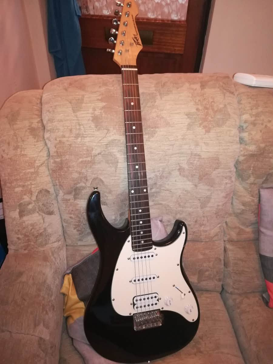 كيتار الكترك من ماركة peavey
Raptor plus
كيتار نظيف ما مستعمل فقط شهر نظيف مابيه اي خلل 
تجي وياه حقيبته
و امبليفاير
و ريشة
نظيف جداً مابيه اي شيء فقط وتر واحد من الاوتار مقطوع
سعر 375 و بيه مجال
للتواصل ***********
