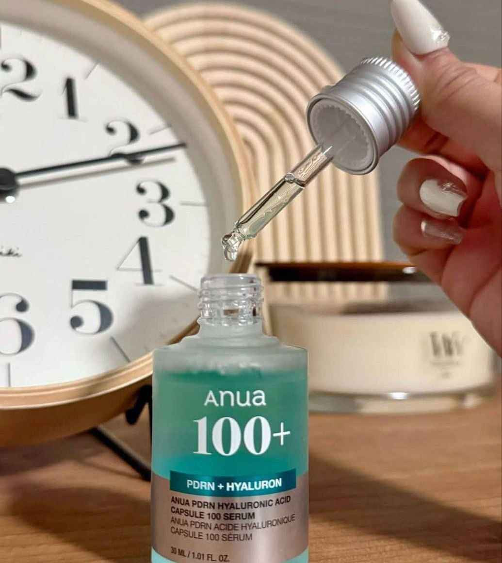 ✨سيروم Anua PDRN Hyaluronic Capsule 100 هو منتج للعناية بالبشرة يهدف إلى تحسين لون البشرة ومرونتها وتقليل الخطوط الدقيقة ✨

✅يحتوي هذا السيروم على PDRN (Polydeoxyribonucleotide)، وهو مكون مستخلص من الحمض النووي (DNA) ويساعد على تجديد خلايا البشرة وتحسين مرونتها وتقليل ظهور الخطوط والتجاعيد. كما يحتوي على الكولاجين بحجم نانوي و 11 نوعًا من حمض الهيالورونيك لترطيب البشرة بعمق والحفاظ على مرونتها بالإضافة إلى ذلك، يحتوي على كبسولات وردية تذوب على البشرة لتمنحها نضارة فورية. 

✅يساعد السيروم في: 
-تحسين لون البشرة: يعمل على تفتيح البشرة وتوحيد لونها 
-تحسين مرونة البشرة: يزيد من مرونة الجلد ويقلل من ظهور التجاعيد.
-تخفيف الخطوط الدقيقة: يقلل من ظهور الخطوط الدقيقة والتجاعيد.
-ترطيب البشرة: يرطب البشرة بعمق ويحافظ على رطوبتها الطبيعية.
-تقوية حاجز البشرة: يساعد على تقوية حاجز البشرة وحمايتها.
-يمكن استخدام هذا السيروم كجزء من روتين العناية بالبشرة اليومي
-كما يساعد في إصلاح الأضرار مثل الاحمرار والتصبغات، مما يمنح البشرة مظهرًا أكثر إشراقًا وشبابًا. 
-مناسب لجميع أنواع البشرة، بما في ذلك البشرة الحساسة، حيث إنه غير مسبب للرؤوس السوداء وخالٍ من العطور.
#الاصلي المنشأ كوريا 🇰🇷💯
السعر ١٦ الاف 
🚘 يوجد خدمة توصيل لجميع محافظات العراق ٤ الاف 🚘 المحمودية, بابل


**إذا كنت صاحب هذا الإعلان وتريد حذفه لأي سبب، رجاءا أرسل رسالة إلى الدعم الفني**