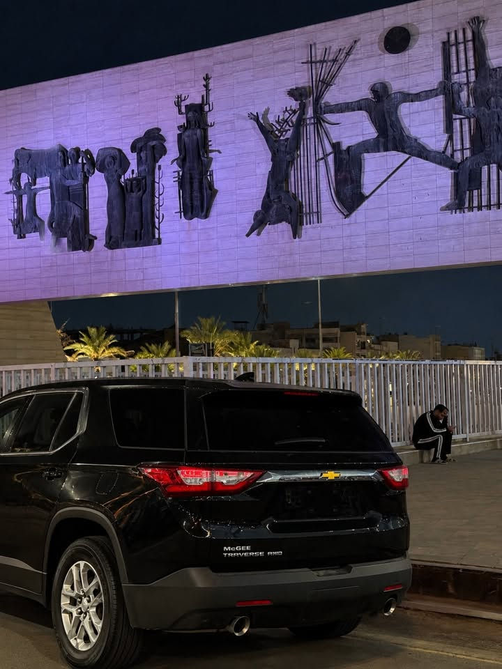 بسم الله الرحمن الرحيم
Chevrolet Traverse LS AWD 2021

او كما يسموها فحل التاهو

سيارة عائلية بحالة ممتازة، مريحة للسفر والاستخدام اليومي، تجمع بين المساحة والقوة والاعتمادية.

📋 المواصفات:

* الماركة: Chevrolet
* الموديل: Traverse LS
* سنة الصنع:2021
* المحرك: V6 سعة 3.6 لتر
* ناقل الحركة: أوتوماتيك 9 سرعات
* نظام الدفع: رباعي AWD
* عدد المقاعد: 7–8 مقاعد (حسب التجهيز)
* رقم اربيل
* ماشية ( 58 الف )بحالة الوكالة
* بيها جاملغ السايق صبغ فقط
* ايرباك ب حالة الوكالة

✅ أبرز المميزات:

* شاشة لمس مع Apple CarPlay و Android Auto
* كاميرا خلفية
* حساسات خلفية
* تشغيل بالبصمة (Keyless Start)
* دخول ذكي
* مكيف أمامي وخلفي مستقل
* 3 قطع تبريد
* 9 سماعات
* مثبت سرعة
* مقاعد واسعة ومريحة
* جنوط ألمنيوم
* أنوار LED نهارية
* ستائر هوائية وأنظمة أمان متعددة (ABS - ESP - Airbags)
* كشافات ليلية 
* لايت زينون
* بكرة مستقلة لتحديد نظام القيادة AWD
* رقم الشاصي : 1GNEVFKW1MJ151903

📌 ملاحظة: السيارة ب اسمي رقم و سنوية جديد
رقم اربيل الجديد
📌ملاحظة : واصلة من امريكي ماشية (34 الف) يعني ما ماشية بالعراق هواي

📌 السيارة مناسبة للعائلة والسفر، وتتميز بمساحة داخلية كبيرة وصرفية وقود جيدة مقارنة بحجمها.

📞 للاستفسار والمعاينة يرجى التواصل على الخاص أو الاتصال على الرقم
***********
