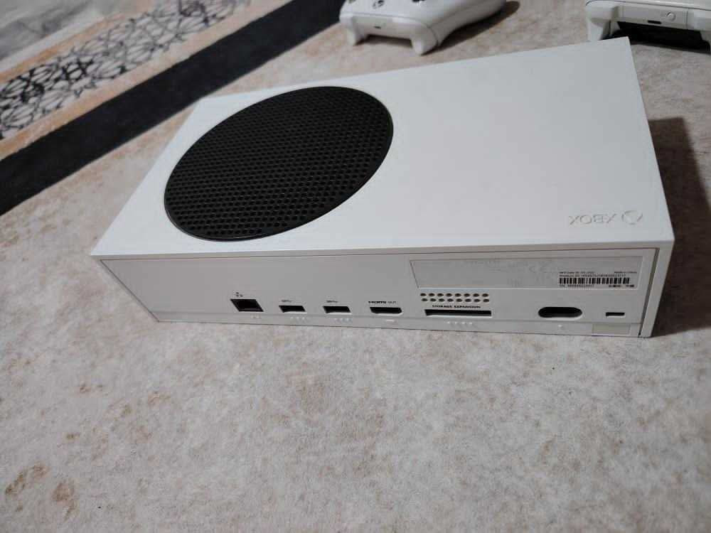 سلام عليكم بلي موجود اكس بوكس للبيع الي يحب يشتري يتفضل عله رقم *********** جديد بل كارتون وياه جوستك 2
