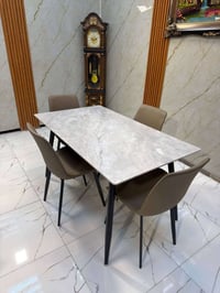 ميز طعام • ٤ كراسي