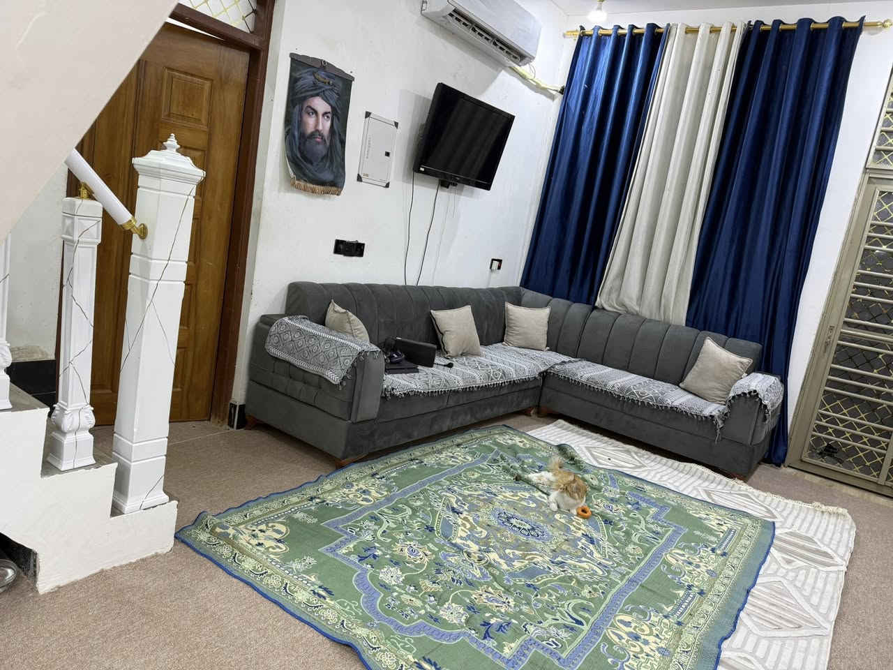 بيت مساحة 160 متر  طابقين زراعي بشارع السفينة بشارع ميثم التمار الواجه 10 امتار غرفتين جوا وصالة ومطبخ واستقبال 7 في 4ومطبخ وصحيات داخلية وخارجيه الطابق الثاني مشتمل كامل غرفه وصاله ومطبخ وصحيات واكو 75 في السطح ترهم شقه او طابق ثاني بناء البيت حديث كونكريت وطابوك ينباع هوا وأثاث المطبخ فقط 
***********
