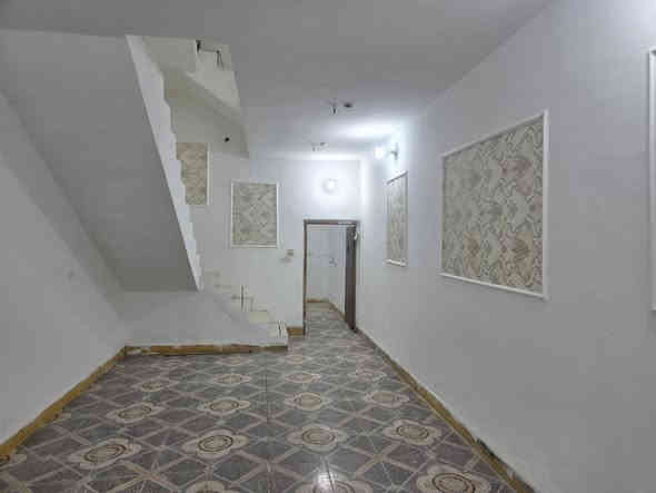 السلام عليكم 
مشتمل للبيع طابو ٢٥ ومرقم من البلدية المساحة ١٠٠ متر كوت حي الحكيم قرب معمل الاوكسجين مقابيل الدبية 
يتكون من طابقين 
الطابق الاول مطبخ وصالة كبيرة وصحيات ومنور 
والطابق الثاني غرفة نوم وصالة كبيرة والطابق الثالث بيتونه 
الاساس طابوك والبناء بلوك وطابوك صب مسلح 
السعر ٢٤ وقابل للتفاوض 
مراجعة مكتب دلالية السعيدي قرب حسينية ياسر خليفة 
للاستفسار 
٠٨٨٣٣٤٤١١٤٠ واتس اب 
*********** احمد السعيدي
