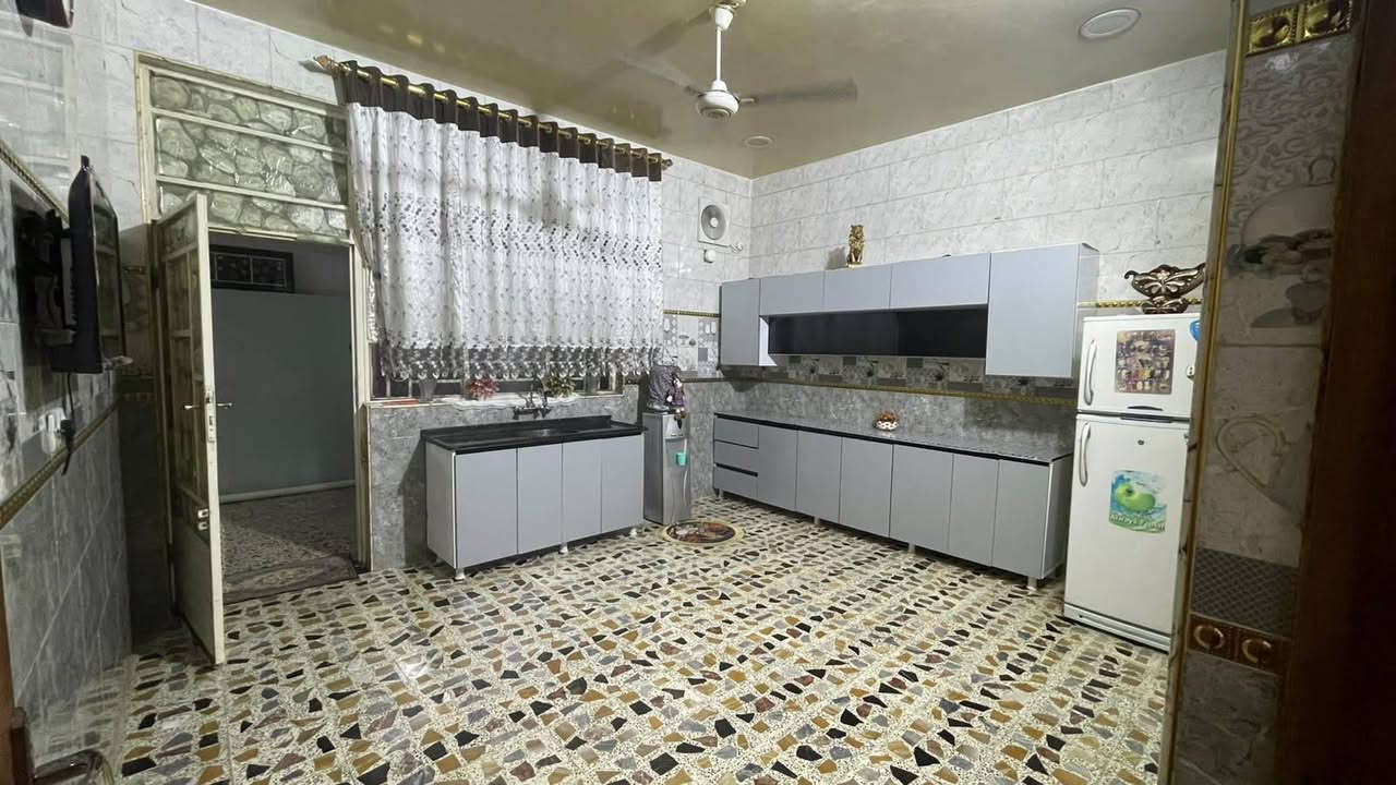 السلام عليكم بيت للبيع مساحه ربع دونم زراعي جاهز  من كلشي طابقين   الطابق الاول يحتوي على استقبال مع كلدور مع هول مع صالة مع غرفة مع حمام مع مطبخين داخلي وخارجي مع الصحيات الداخلية والخارجية والطابق الثاني يحتوي على غرفتين نوم مع صالة كبيره الخدمات خط مولد مع المجاري خارجية مع نت مجاني مفتوح ولا السلامه للاستفسار اكثر الاتصال على الرقم ***********
