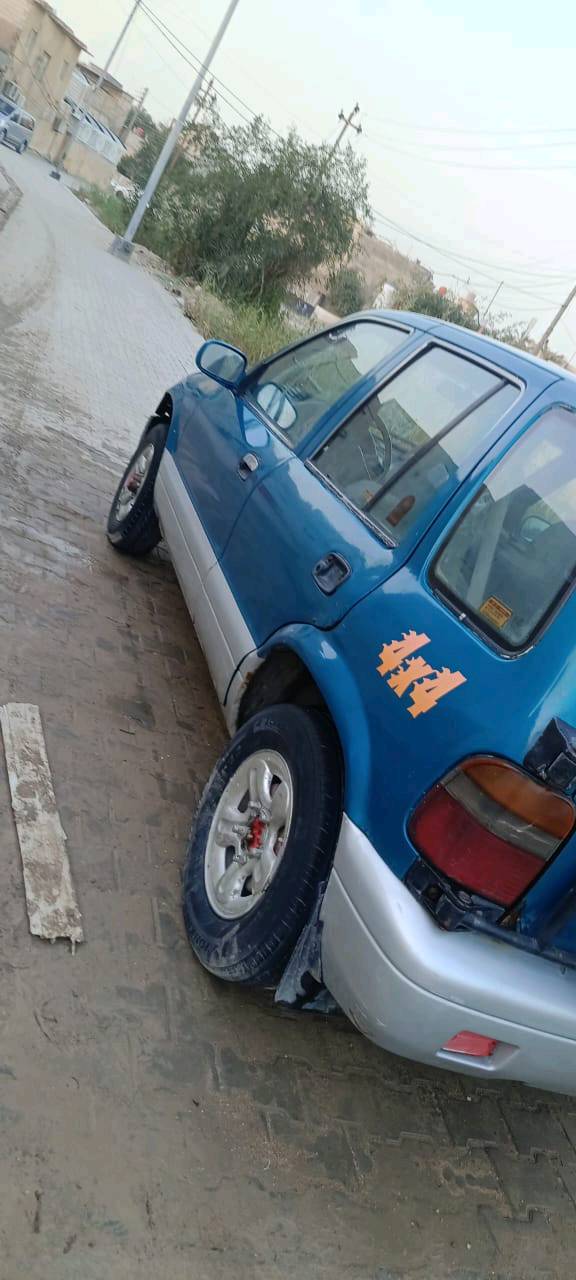 سيارة موديل اقتصادي عملي، اللون أزرق، بحالة جيدة من الخارج والداخل. مناسبة للاستخدام اليومي والرحلات القصيرة. تم صيانتها بشكل دوري ولا تحتوي على أضرار كبيرة. المهتمين يمكنهم التواصل للاستفسار عن التفاصيل الإضافية أو لتحديد موعد للمعاينة.
