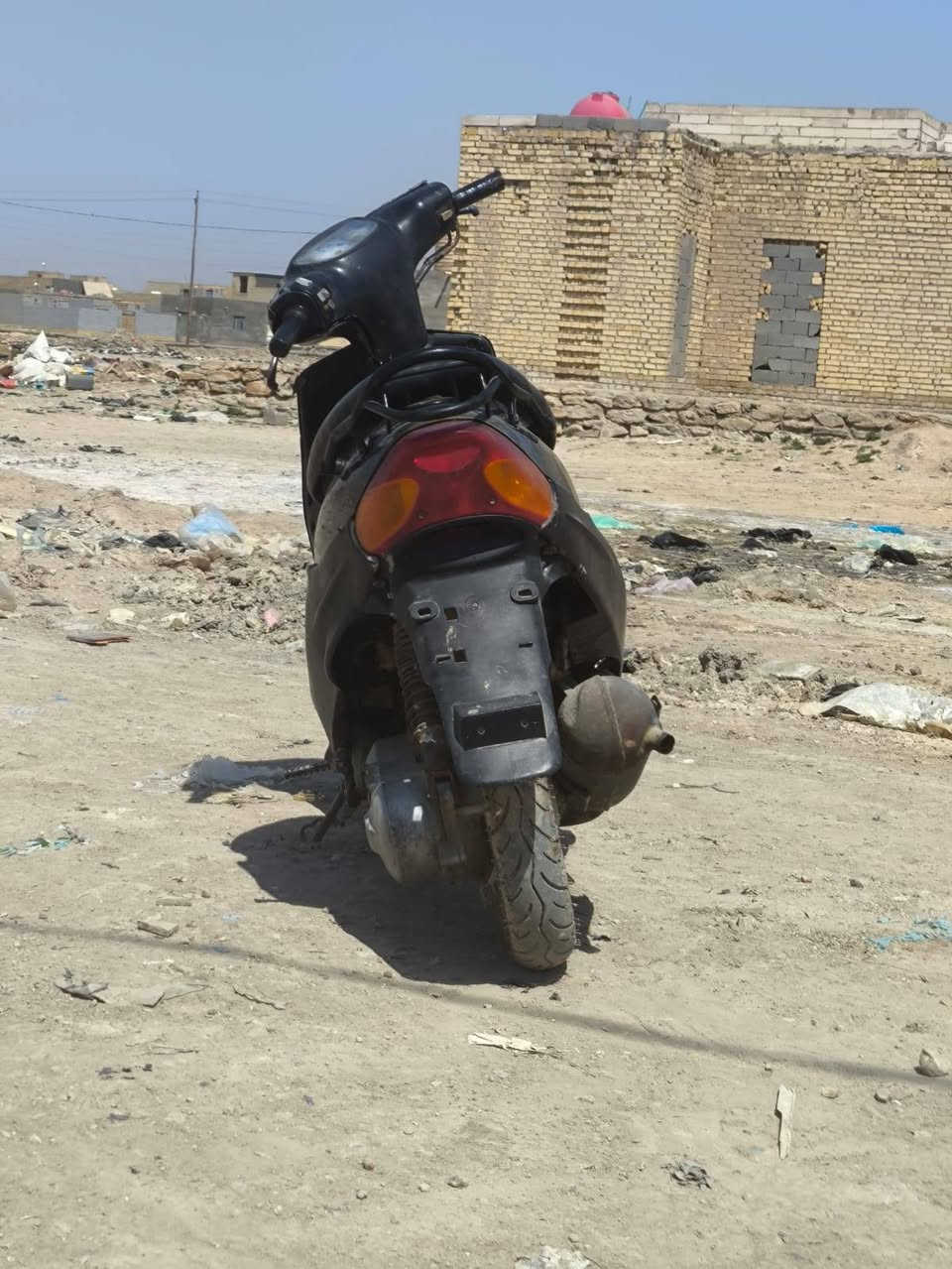 سلام عليكم دراجه بيجي للبيع كلشي شغال بيها اشاير لايت بك لايت اشاير سلف هندر هورن كله كامله كهربائيات بس نقص باتري ماجبتله الباتري ب 15 اليشتري انزله حساب الباتري بس الشرط اشغله اله باتري ثاني للفحص مفتوحه الدراجه بس نضيفه التواير جدد سعر 300 وبيه مجال قليل ورقم *********** عنوان السماوه المعالي
