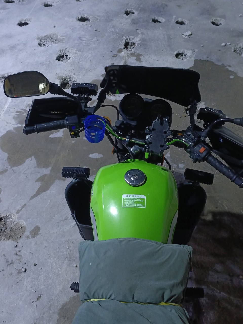 السلام عليكم ورحمه الله سنويه سنويه
دراجة دايوان 26A 
الون أخضر 
موديل 2023 
مكينه 200cc
دراجه خير من الله بيها ملاحضات بسيطه كلش رقمها بابل مشروع وطني مكينه مكفوله من فتحه برغي كفاله وعليها اضافات لايت زينون وجامه اماميه واقيات هوائيه استاند موبايل فدراليات خلفيه وصندوق دلفري واريل الوان السعر 2,350 بيها مجال شي بسيط كلش *********** للاتصال
