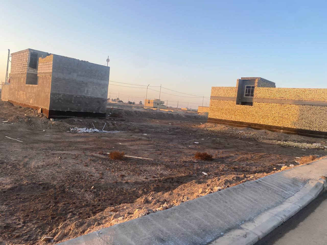 سلام عليكم قطعة ارض للبيع مساحة 225 كهرباء ماء مجاري انارة ليلية عرض الشارع 15 متر طريق الدغارة مقابل مدينة الروان النموذجي الي راح يبني بي سيف كطوف رقم ***********
