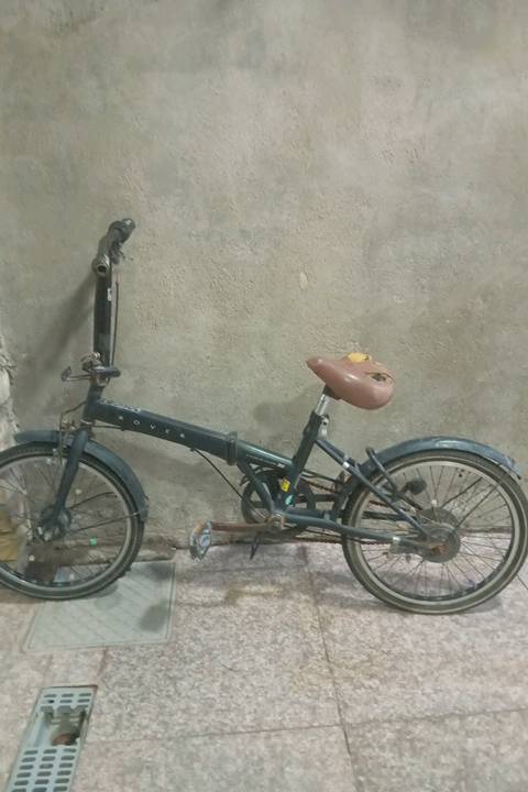 باسكل قابل للطوي للبيع، مثالي للتنقل في المناطق الحضرية بشكل عملي وسريع. الباسكل مستعمل وبحاجة إلى بعض الصيانة في المقعد والإطارات. التصميم المدمج والمحمول يجعله خيار مثالي للمسافات القريبة أو الاستخدام الشخصي.