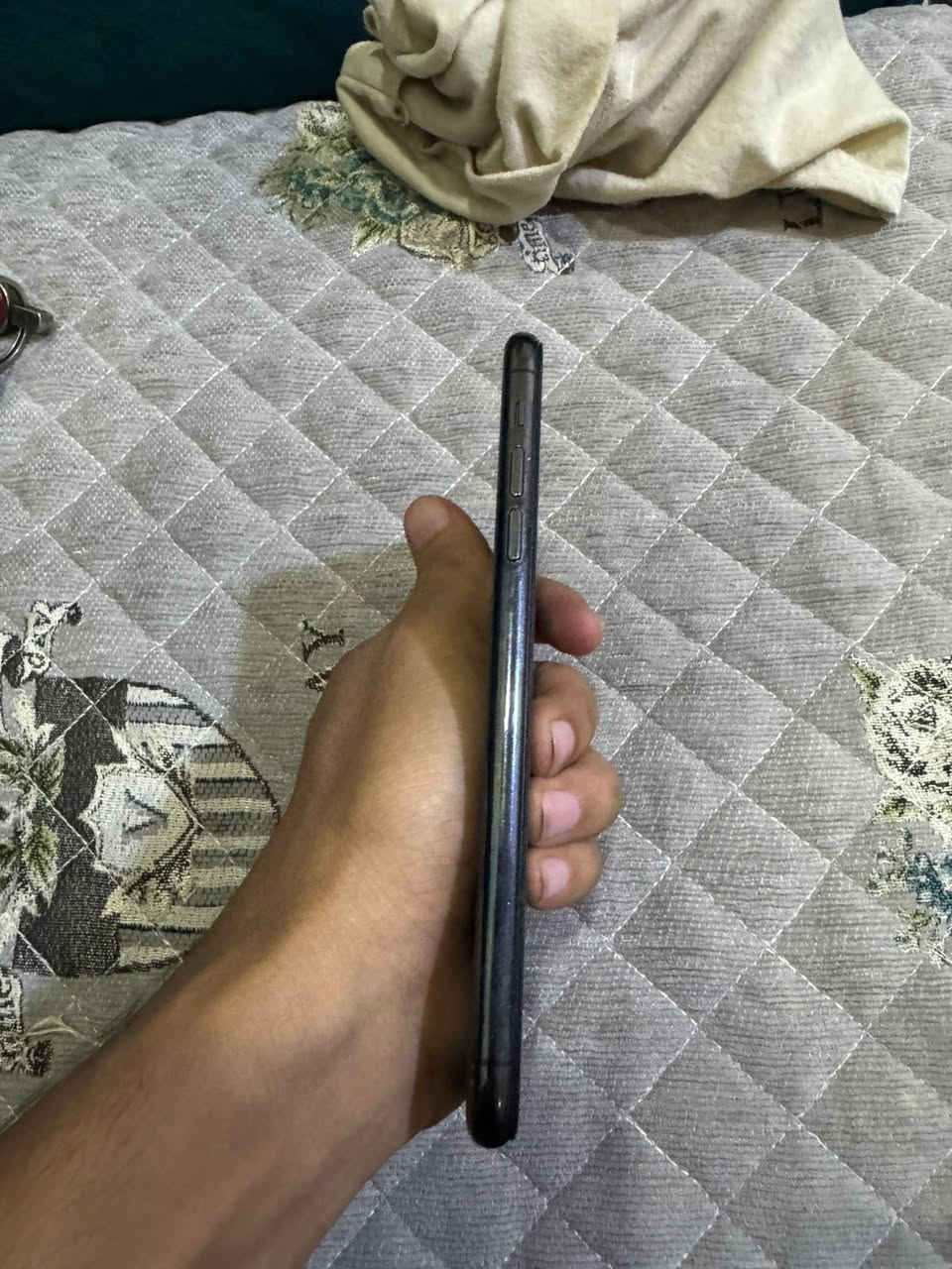 آيفون ١١ برو ماكس 
ذاكره ٢٥٦ 
يرادله شاشه 
وكامرة خلفية تشتغل بي بيه رجه 
جهاز شغال 
بطارية ٩٢ 
سعر ٢٤٠ 
مكاني بغداد دورة 
***********
