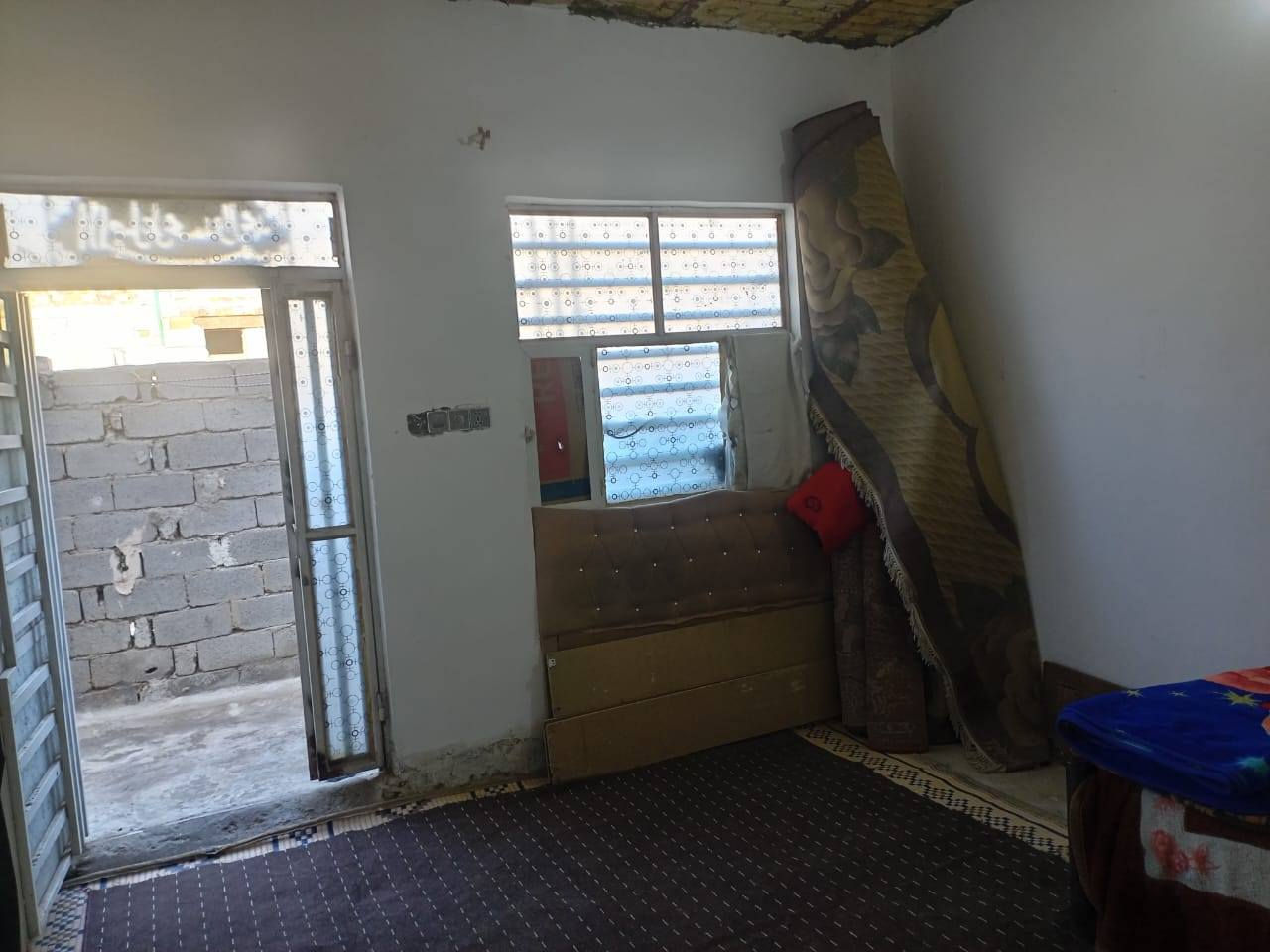 السلام عليكم بيت زراعي للبيع المساحه ١٥٠ يحتوي على غرفتين وصاله كبيره ومطبخ واستقبال الواجه ١٠ نزال ١٥ نقص ارضيه وسقف ثانوي العنوان ديوانيه طريق السنيه قرب معمل الاصباغ يبعد عن الشارع العام ٥٠٠ متر يوجد طريق تبليط من الشارع العام لحد خلف الدار مسافه ١٠٠ متر السعر ٣٢ وبي مجال بسيط الاتصال على الرقم ***********
