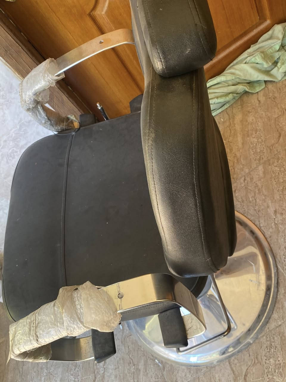 السلام عليكم 
كرسي مال حلاقه وتخم نضيفات للبيع  
***********
