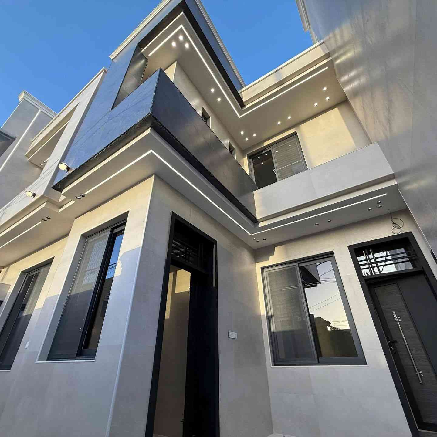 دار للبيع بالنجف حي الغري / حرف T
▪️
 ((عرض جديد من مكتبنا ))
▪️
 دار للبيع مساحه 200متر طابقين جديد vip 
▪️
 حي الغري مكان مميز جدا.الدار يحتوي على ⏬
.
🔷غرف نوم. عدد 4 نظام سويت 

🔷استقبال + صالة 

🔷مطبخ حار +بارد 

#السعر خاص 😇

للمزيد من التفاصيل على الدار خاص او مرجعه المكتب 
-———————————————

 تفاصيل البناء ⏬⏬⏬⏬⏬

✨ الاساس رفت
✨ حدادية المنيوم تركي دبل جام 
✨بناء كله  9 انج 
✨منضومة سبالت + كاميرات مراقبة +
✨الابواب خشب صاج  درجة اولا
✨جبس بورد  نظام المودرن+ سحبات 
✨منضومت غاز 
✨ الدار مجهز  خط مولد 
✨ماطور ماء + فلتر ماء +خزان ماء + سخان+  مغاسل

.
.
▪️
 للاستفسار أكثر يرجى الأتصال أو المراسلة

او مراجعة المكتب :النجف الأشرف
▪️حي السلام سايدين أبو دجاج

 بالقرب من مول دولمة او عالم التسوق 🌏👇

  مكتب بغداد للعقار والمقاولات 
 ▪️*********** _  واتساب اتصال 

▪️*********** _اتصال ☎️

▪️*********** _

▪️***********

  نستقبل_كل_العروض_العقارية

أهلا وسهلاً بكم ❤️

________________⤵️______________ :

مستعدون للتنفيذ البناء الدور حسب الطلب ❗

 لدينا_كادر هندسي متقن والخرائط الحديث 

  تصميم - تنفيذ - اشراف - مقاولات - عامة 
__________________________
.
.
.
.
. __________________________
احصل على عقار أحلامك معنا، نحن مكتب عقاري موثوق، ومتخصص في تلبية احتياجاتك السكنية والتجارية 💜
.
#النجف #اكسبلور  #فولو #عقارات
