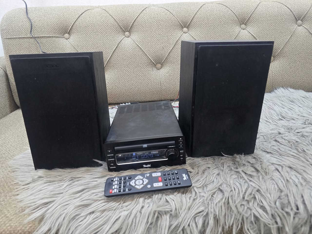 جهاز مضخم صوت اوربي مشغل سيدي. بلوتوث. افلاش.  راديو اف ام. اوكس  مع سماعات. وريمونت. اصلي ومحوله اصلي  شغال. السعر. بلاش.  65 الف   مكاني. سماوه. صوت. جدا. عالي. حركات صوت تحكم. ريمونت. مكاني سماوه ***********
