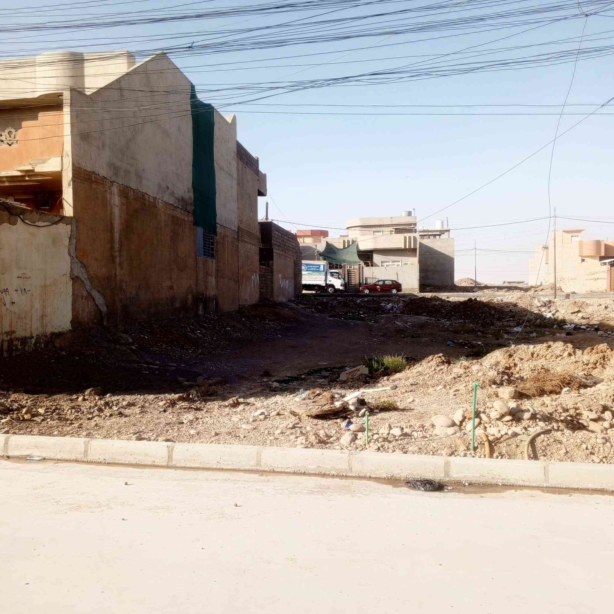 للبيع ارض 100متر واجهة 5 العمق 20م 
 حي السماح  الثانيه شارع 15م 
 خدمات كامله ماء و كهرباء و تبليط و مدارس 
سند ملك صرف طابو الزهور سكني 
سعر 37 مليون قابل للتفاوض 
***********
***********
مكتب عمر النعيمي لتجارة للعقارات والمقاولات العامه 
نستقبل جميع العروض والطلبات العقاريه 
يوجد لدينا بناء بيوت نظام اقساط
