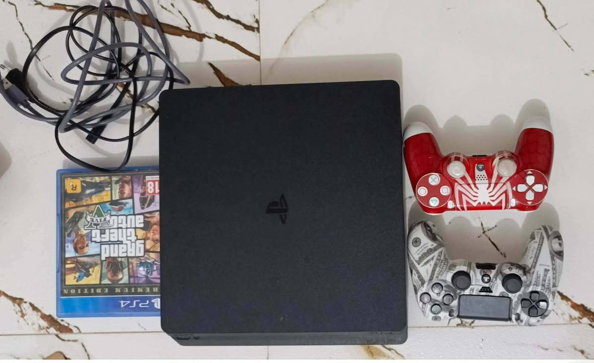 السلام عليكم ورحمه الله وبركاته
متاح ابلي 4 مستخدم جديد نظام 13،5
بي قرص GTA5 
سلم مو مهكر 
ذاكره 500
كامل ملحقاته 
والجهاز مامفتوح 
سعره 225 وبي مجال الشراي 
ورجآ المو شراي لايتعبني 
لتواصل *********** بي واتساب
