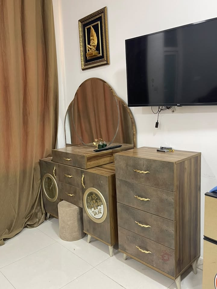 غرفة نوم 8 قطع / المكان البلديات
ماخذها مليون و 550
قفلها 750
***********
