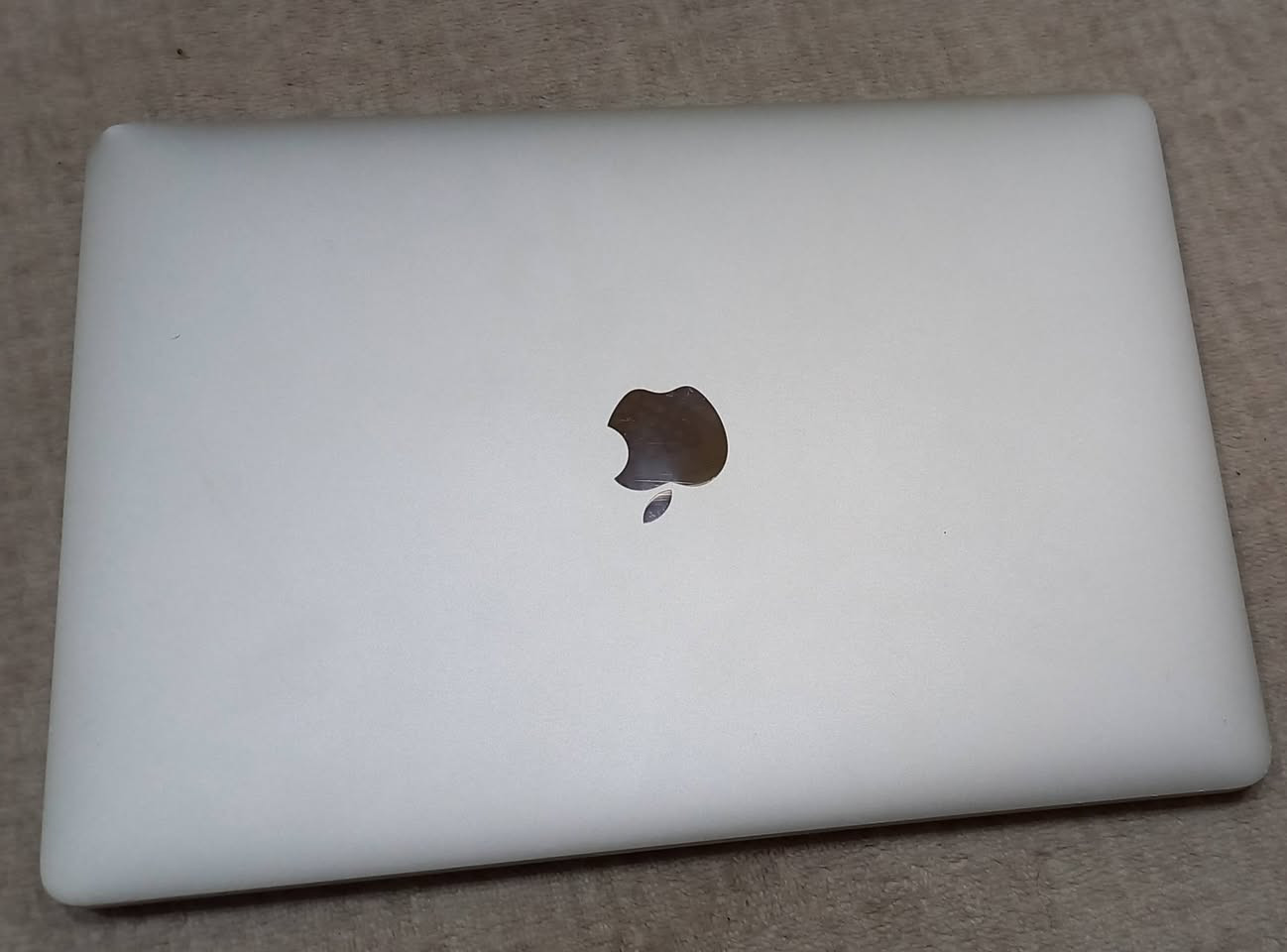 • MacBook Pro 13-inch (2017)
• المعالج: 3.1GHz Dual-Core Intel Core i5
• كرت الشاشة: Intel Iris Plus Graphics 650
• الرام: 16GB 2133MHz LPDDR3
• الشاشة: Retina 13.3 إنش (2560×1600)
• النظام: macOS Ventura 13.7.6
• المنافذ: 4 منافذ Thunderbolt 3 (USB-C)
• الهارد: 256 SSD

نظافة 99% بعدها جديد ١٢٩ عدد لفات بطارية

وياها ملحقات كيبل وشاحنة بلادي وحقيبة

السعر: 600 الف وبيها مجال للطيبين 
مكاني كركوك وتوصيل موجود للجميع محافظات


**إذا كنت صاحب هذا الإعلان وتريد حذفه لأي سبب، رجاءا أرسل رسالة إلى الدعم الفني**