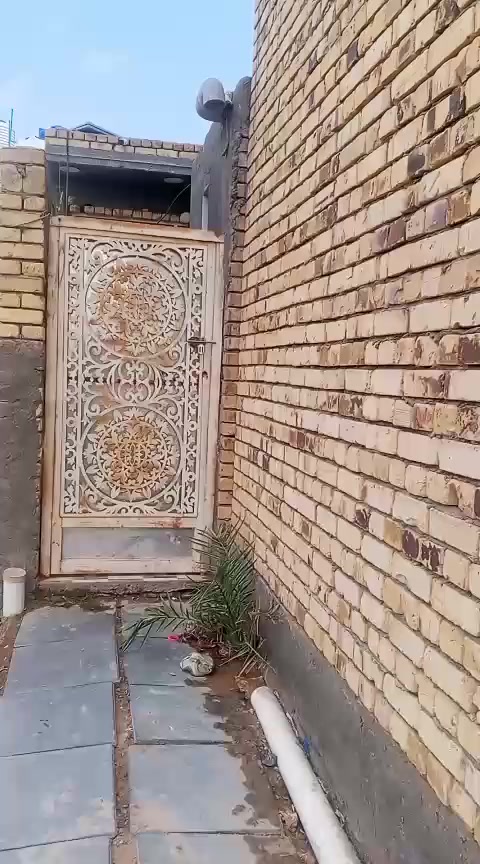 بيت للبيع في حي التضحية كرامه مساحه 100متر خلفي البناء حديث درجه اولى صب كونكريت يحتوي على غرفة نوم استقبال وصاله ومطبخ وصحيات سعر كلش مناسب والله ***********
