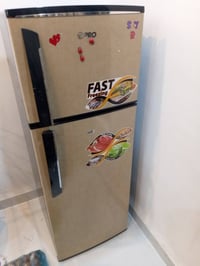ثلاجه بابتين للبيع نضيفه كلش وشغاله واي عطل مابيها بايديها ب١٥٠ الف مك...