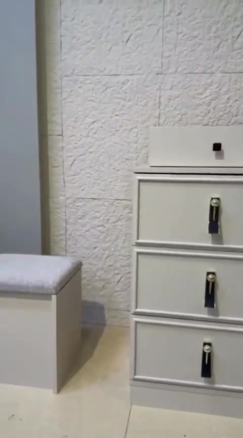 وصول غرفة نوم ايفور ابواب 10 قطع سعرهاوتوصيلها وشدها مليون و750الف 

 معمل اصلي درجة اولى

نفس الصورة بالضبط💯
برغي وجوي حديد
سرير جك خزان 
انارة ذاتية 
نقوش بروفيل درجة اولى 
تقاطيع مميزة 
نرمايد هيدروليك 
سكك ثلاث مراحل  
نقوش  درجة اولى ✅
متوفرة بلون فيزون  ✅

قياس الكنتور مع الملحق 360سم✅
ارتفاع الكنتور 220سم✅

سرير 180 *200 ✅
ارتفاع السرير 145✅ 

كومدي 50سم  ✅

ميز تواليت عرض 130سم✅ 
ارتفاع الميز تواليت 180سم✅ 
درور عرض 55سم✅ 
ارتفاع الدرور 100سم✅ 

مراة قيافة 150*40سم ✅


**إذا كنت صاحب هذا الإعلان وتريد حذفه لأي سبب، رجاءا أرسل رسالة إلى الدعم الفني**