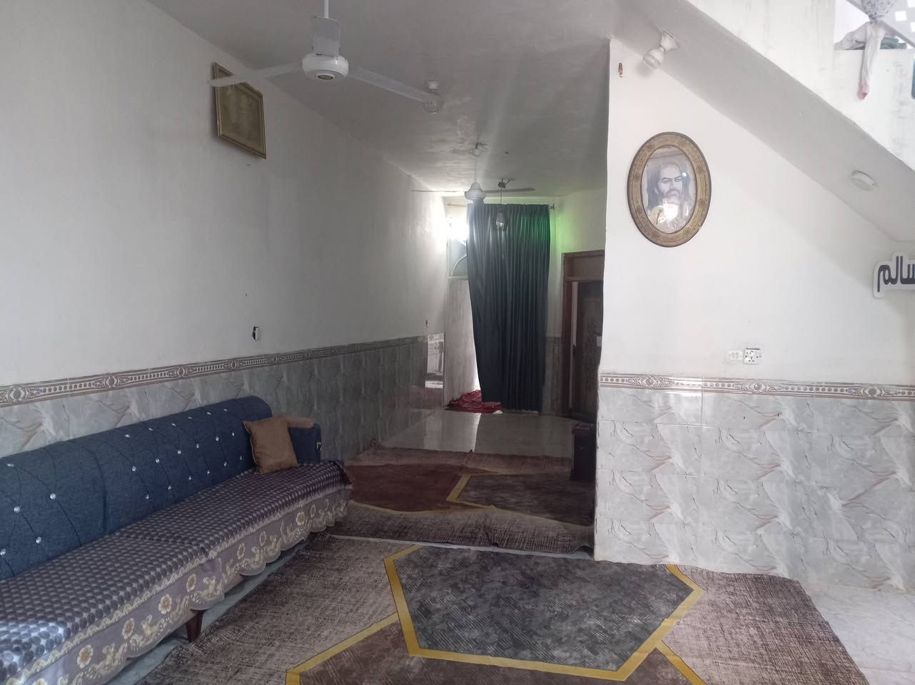 دار للبيع حي الحكيم مساحته ٢٤٠ غرفتين نوم وهول استقبال مطبخ بشارع اسواق البركه يبعدن عني الشارع ٣٠٠ الاتصال واتساب ***********
