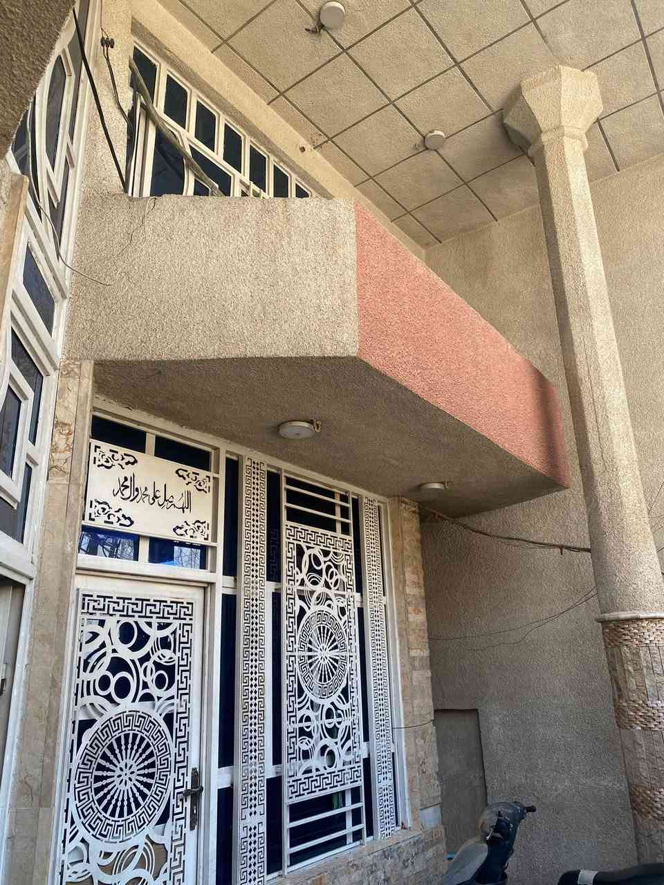 السلام عليكم
دار للبيع  مساحة 144 متر 
الموقع بغداد مدينة الصدر قطاع 49 ثاني بيت على شارع العام 
البناء حديث درجة اولى 
البيت يحتوي على طابقين 
الطابق الاول استقبال 9*4 +صالة عدد 2 +صحيات داخلي وخارجي + غرفة نوم +مناور عدد 2 
الطابق الثاني غرفتين + صحيات  
دار يصلح الى نصفين 
للاستفسار اتصال على هذا رقم 
***********

