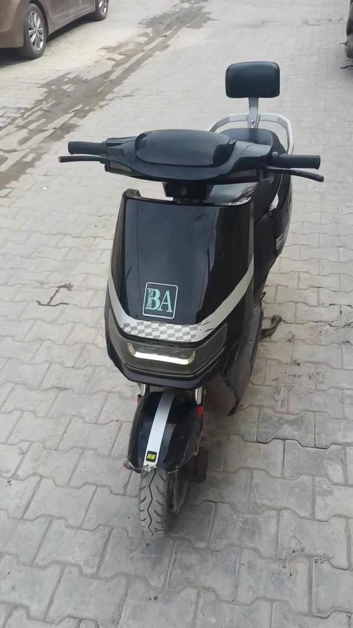 السرعة القصوى: يمكن أن تصل السرعة إلى 70 كم/ساعة.
المسافة المقطوعة: تقطع مسافة تصل إلى حوالي 40 كيلومتر بشحنة واحدة.
المحرك (الملف): قوة المحرك تبلغ 1,200 واط.
الميزات الإضافية: تحتوي على ميزات مثل تشغيل بالبصمة عن بعد، أضواء أمامية وخلفية (LED)، هورن، إشارات جانبية، ودواسات للراكب الخلفي، بالإضافة إلى نظام قفل حماية ضد السرقة.
عنوان بغداد 
موجود بفيس


**إذا كنت صاحب هذا الإعلان وتريد حذفه لأي سبب، رجاءا أرسل رسالة إلى الدعم الفني**