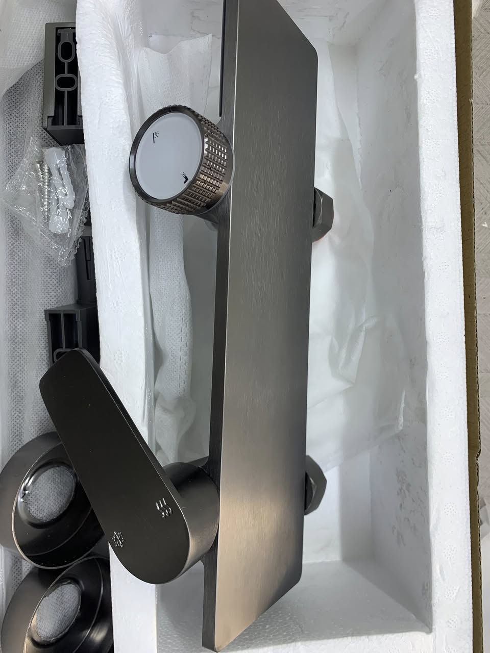 السلام عليكم 

خلاط شاور جداري كامل (راس شاور + هوز + حامل جداري). 🚿
✨ شكل حديث ومرتب يليق بكل حمام
✨ نوعية زينة وتحمل عالي ويعيش وياك
✨ تركيبه سهل وما يحتاج تعقيد
📦 جديد بالكارتون
للاستفسار تواصل على الخاص او واتساب ***********
