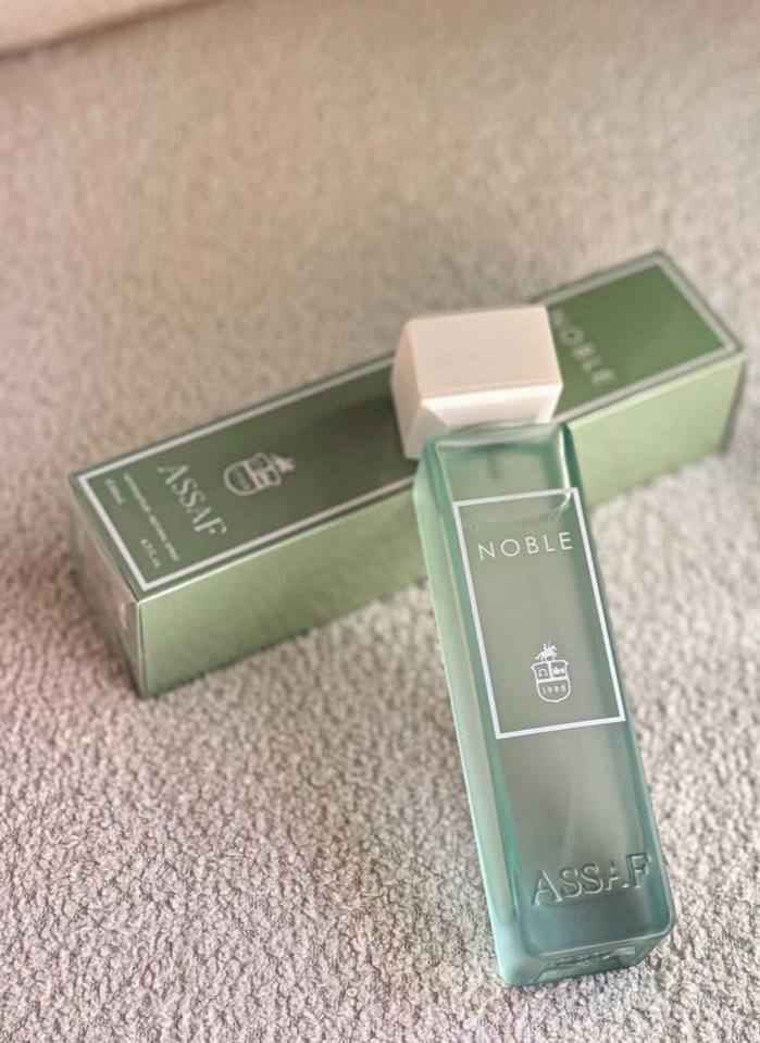 .
عطر أنثوي ناعم يجمع بين الانتعاش والدفء بطريقة راقية ✨

🔹 المقدمة: زهرة البرتقال 🍊
🔹 قلب العطر: ياسمين & بنفسج 🌸💜
🔹 لمسة حلوة: لوز حلو 🍬
🔹 القاعدة: خشب الصندل & مسك 🤍🌿

رائحة زهرية دافئة، أنيقة ومناسبة للاستخدام اليومي والمناسبات 💕
يثبت ويترك أثر ناعم وجذاب 🌷
المنشأ السعودية الأصلي 🇸🇦 
الحجم 200ml Colombo, Sri Lanka


**إذا كنت صاحب هذا الإعلان وتريد حذفه لأي سبب، رجاءا أرسل رسالة إلى الدعم الفني**