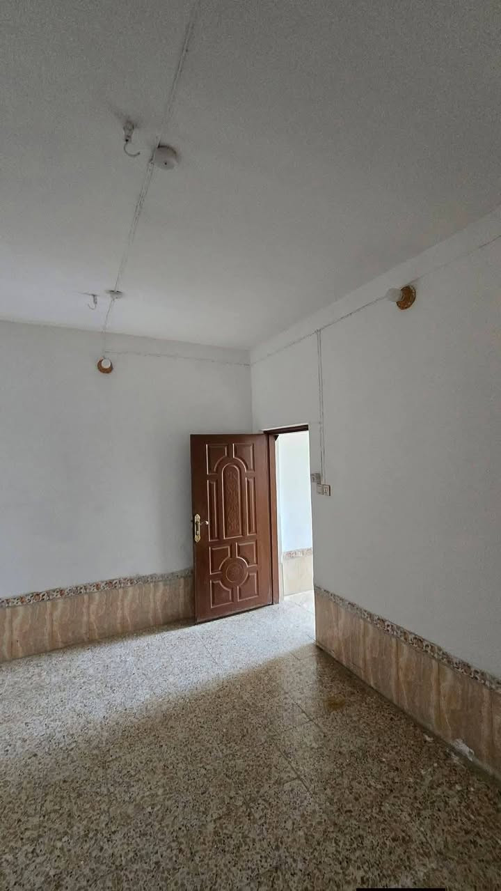 ‏دار للبيع مساحه 50 متر حي الوفاء النجف منطقه الساتذه شارع 15 وساحه غرفه 2 مطبخ صحيات  صاله سعر البيع 75بي مجال اتصال بالمكتب اوخاص واتساب موجود ***********
‏
