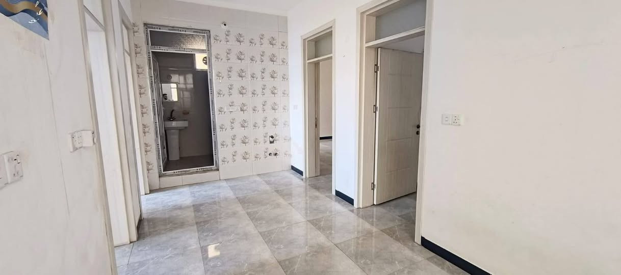 شقة حديثة للإيجار – الطابق الأول
مساحة البناء 150 متر، تتكون من غرفتي نوم وصالة وغرفة استقبال، جاهزة للسكن من جميع النواحي.
موقع الشقة: حي الضباط، مقابل صالون ملامح، مربع دور السمنت مقابل مطعم بيت المندي .
يفضل أن يكون المستأجر موظفاً
السعر 400الف قفل 
للتواصل فقط  ***********
