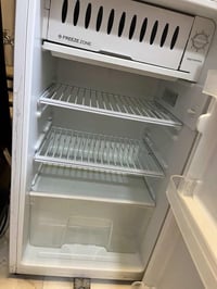 عدي مجموعه غراض للبيع  ثلاجه حجم ٦ قدم جديده مستخدم قليل كلش السعر 100...