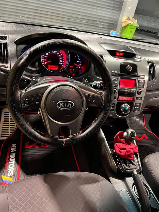 كيا سيراتو موديل 2012 رقم سليمانية  جديد سنويه  تنتهي 2026 سيارة تخم تاير وصدر امامي وخلفي كله جديد سياره ماشي 173 حقيقي 
سياره مري شفط اشاير بالمري  تحكم استيرن جهتين  شفتات بالستيرن حساسات خلفيه  ضررها باب الخلفي صبغ وبيها مكانين بارد سعرها 114$ وبيها مجال قليل مكاني بغداد سالمان بالك 
الاستفسار فقط على رقم ***********
