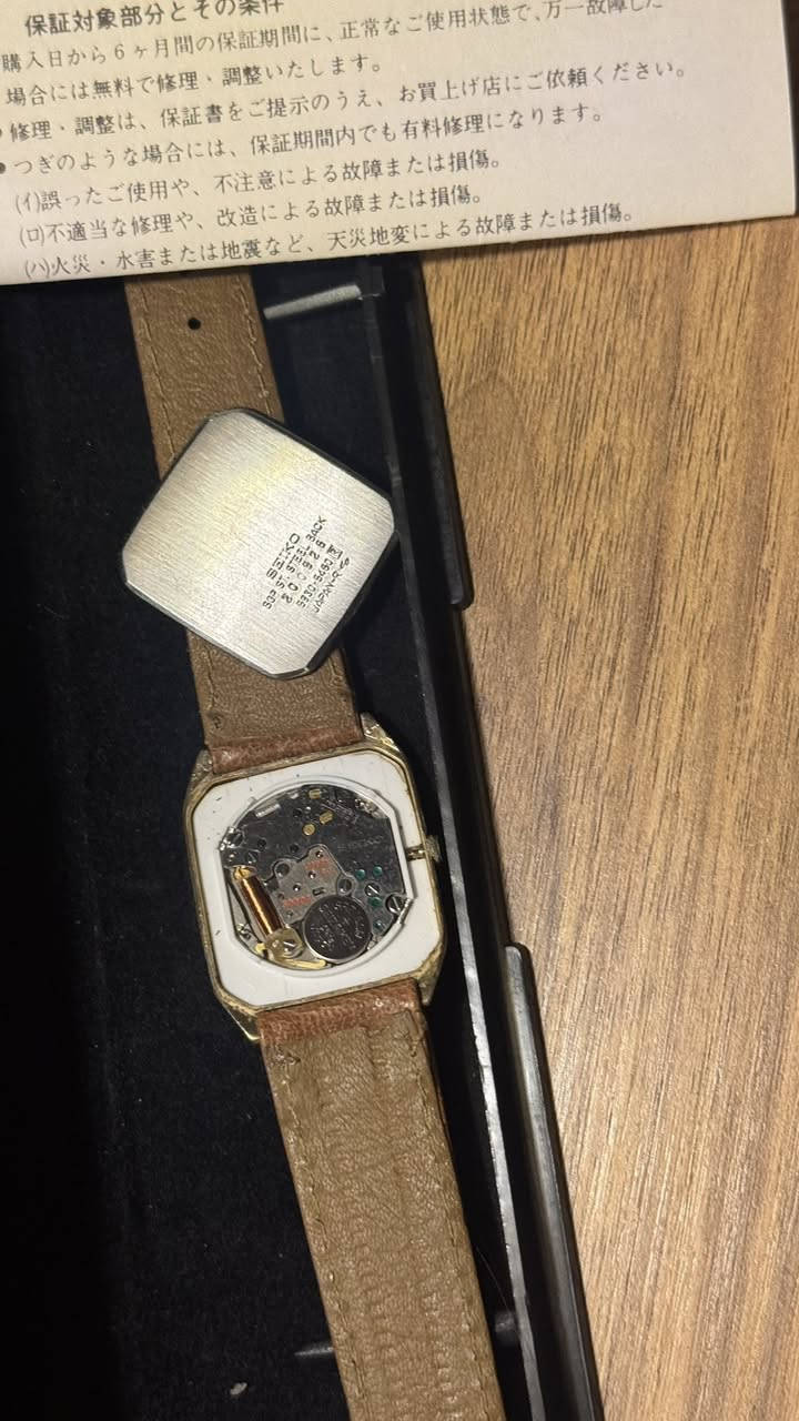 نوادر ال SEIKO
اورجنال زيرو 

ماكنه seiko 5930 💎 

قطر ٣٣-٣٤

كوارتز
معلومات seiko 5930

ساعة كوارتز يابانية من سيكو استُخدم في ساعات فاخرة من خطوط مثل Credor وDolce وLassale خلال الثمانينيات.  

أهم المواصفات:

* نوع الحركة: كوارتز (Quartz).
* عدد الجواهر: 6 Jewels.
* الدقة: ±15 ثانية تقريبًا بالشهر.
* التردد: 32,768 هرتز.
* السمك: 1.9 ملم فقط (حركة رفيعة جدًا).
* البطارية: SR721SW (رقم 362).
* فترة الإنتاج: الثمانينيات.  

وكان عيار 5930 معروفًا بنحافته العالية وجودة تصنيعه، لذلك استُخدم في ساعات سيكو الراقية مثل موديلات Credor وLassale.  

للحجز والاستفسار خاص


**إذا كنت صاحب هذا الإعلان وتريد حذفه لأي سبب، رجاءا أرسل رسالة إلى الدعم الفني**