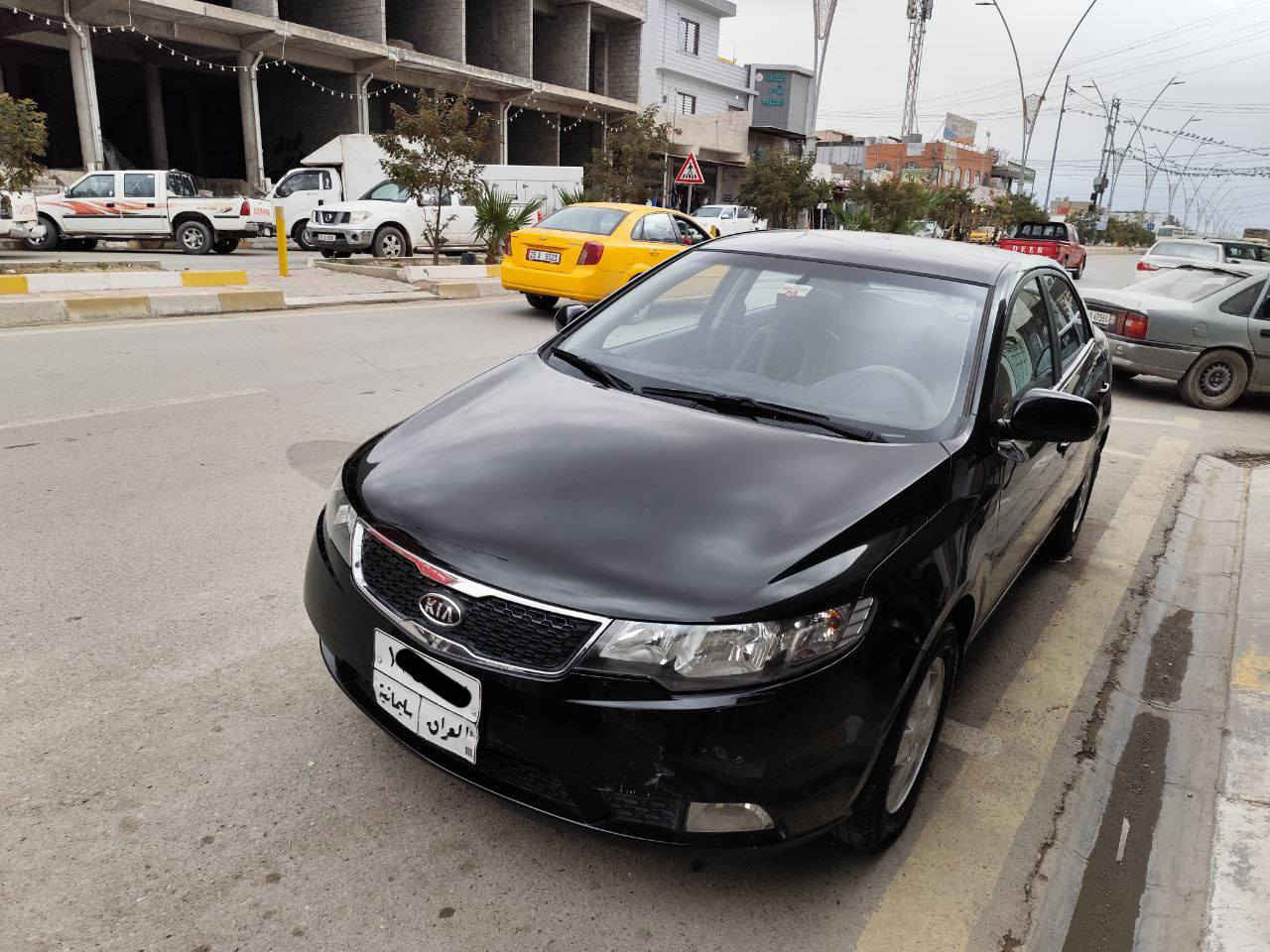 سلام عليكم 
كيا سيراتو موديل 2013
گيرو مه كينه به شه رت 
گير ئوتو عادي 
118 هه زار روشتوه 
بي سبوخ يه ك جاملغي سارده 
سه ياره كه يه ك ده سه 
سه نه وي به سه ر جوه 
جوار تايه ي تازه يه 
پاتري تازه بي ته قه و ره قه
***********
*********** كركوك, العراق
