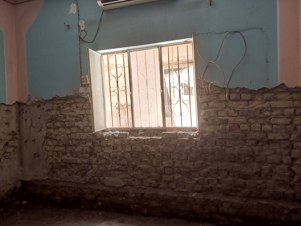 سلام عليكم شعندك شغل ترميم قلع ارضيات تطبيك لبخ تأسيس ماء مجاري كهرباء اتصل وبلخدمه ***********

