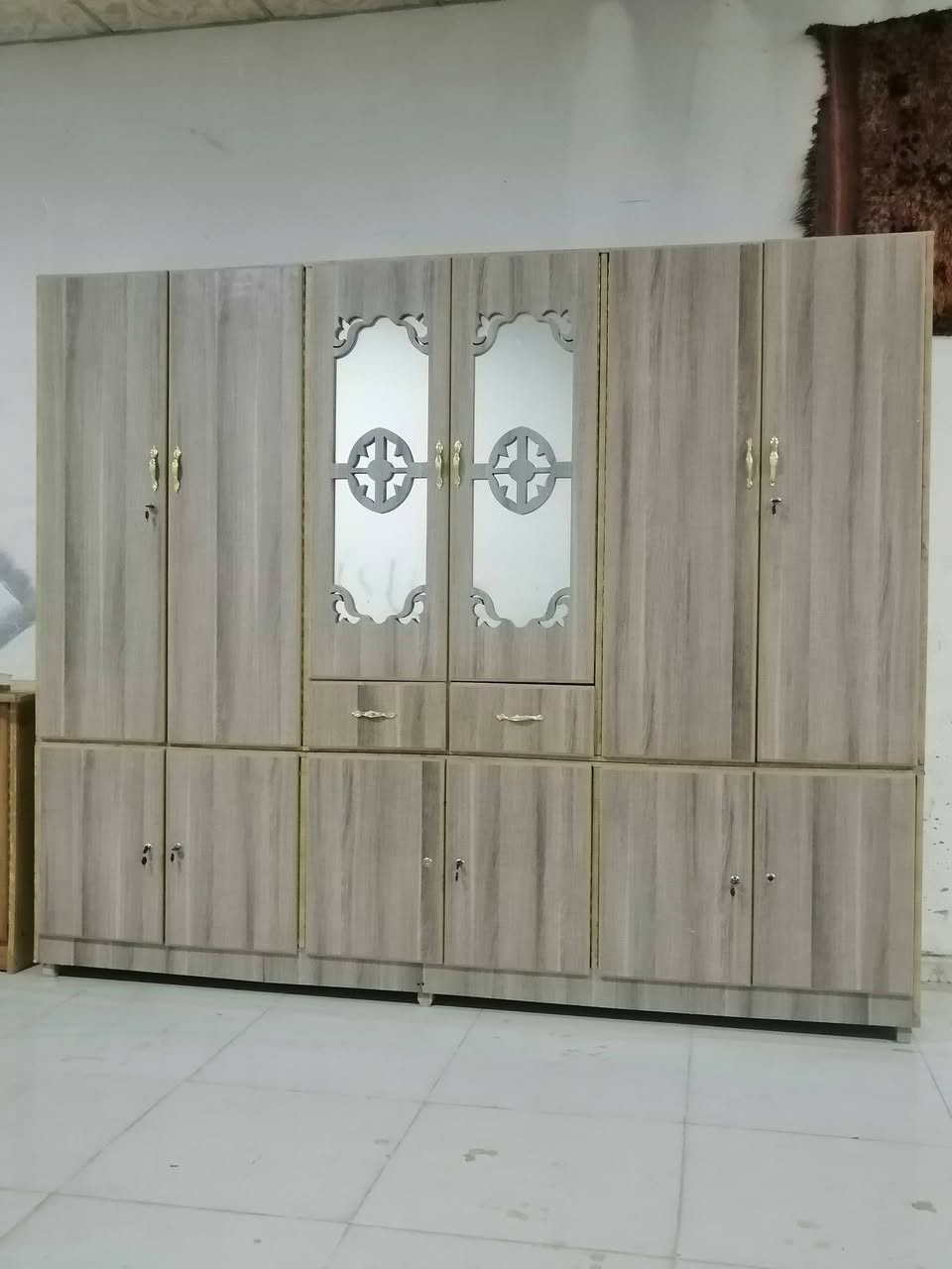 معرض نظيف 3 امتار قطعتين للبيع سعر 165 اتصال ***********
