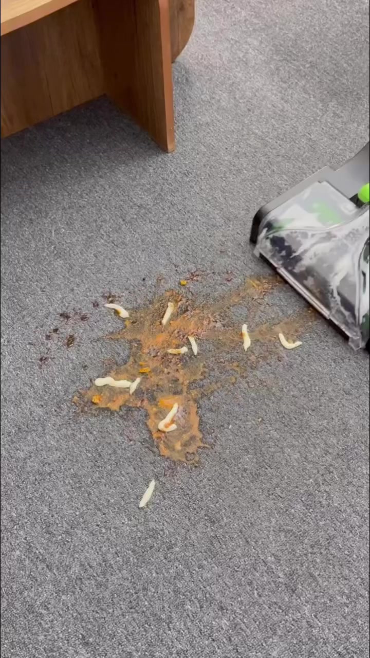 غسالة سجاد وأرضيات احترافية ليبرونيك 800 واط

الاستخدامات

تنظيف السجاد والموكيت وإزالة البقع العميقة بكل سهولة.

غسيل الأرائك والمفروشات والكراسي القماشية.

مناسب لتنظيف الأرضيات الصلبة بفضل رأس الشفط المخصص.

مثالية للاستخدام المنزلي، المحلات، الكوفيهات، والصالونات.

ممتازة للمساحات الكبيرة والصغيرة بفضل خفّة الحركة وطول السلك الطويل.

المميزات

قوة محرك 800 واط تمنح شفط قوي وغسيل فعّال.

تقنية H2O لضخ الماء المنظّف وتفتيت الأوساخ المتراكمة.

سعة خزان الماء النظيف: 2.1 لتر— تكفي لتنظيف مساحة أكبر دون إعادة تعبئة كثيرة.

سعة خزان الماء المتسخ: 1.6 لتر مع سهولة تفريغ وتنظيف.

قدرة شفط عالية (Air flow 16.5LS و Vacuum: 14KPa) لنتائج تنظيف واضحة.

استهلاك آمن: شدة التيار 3.8 أمبير.

سلك كهرباء بطول 6 متر لحرية حركة داخل المنزل.

خرطوم تنجيد بطول 2.5 متر لتنظيف الستائر والكراسي والمناطق الضيقة.

رولّات مزدوجة قابلة للفك لتسهيل الغسيل والصيانة.

خاصية التسخين للتجفيف السريع بعد التنظيف.

فرشة مخصّصة للتنجيد والكنب والستائر.

عجلات كبيرة للحركة السهلة على كل أنواع الأرضيات.

تصميم انسيابي وسهل الاستخدام، مناسب للاستعمال اليومي.

وزن الجهاز: 7 كغم(الصافي 6.6 كغم).

ضمان لمدة سنة من تاريخ الشراء

محتويات الصندوق

غسالة السجاد ليبرونيك 800 واط.

خزان ماء نظيف سعة 2.1 لتر.

خزان ماء متسخ سعة 1.6 لتر.

رولين تنظيف مزدوجين قابلين للفك للغسيل والصيانة.

رأس تنظيف التنجيد(Upholstery Tool) لتنظيف الكنب والستائر والزوايا الضيقة.

رأس تنظيف الأرضيات(Hard Floor & Carpet Head).

مادة تنظيف (شامبو سجاد) عبوة مرفقة مع الجهاز.

أداة تنظيف الفرش والرولّات(القطعة الطويلة الرفيعة).

خرطوم التنجيد بطول 2.5 متر.

دليل الاستخدام.

الملاحظات

يُنصح باستخدام سوائل تنظيف مناسبة لحماية الجهاز وضمان أفضل نتيجة.

تجنّب غمر الجهاز بالماء — الخزانات فقط هي المخصصة للتعبئة.

يجب تفريغ خزان الماء المتسخ بعد كل استخدام.

مثالية للاستخدام المنزلي — ليست مخصصة للاستخدام التجاري الثقيل.

أبعاد الكارتون: الطول 46 سم – العرض 36 سم – الارتفاع 61 سم.

طول السلك الكهربائي: 6 أمتار.
السعر 145


**إذا كنت صاحب هذا الإعلان وتريد حذفه لأي سبب، رجاءا أرسل رسالة إلى الدعم الفني**