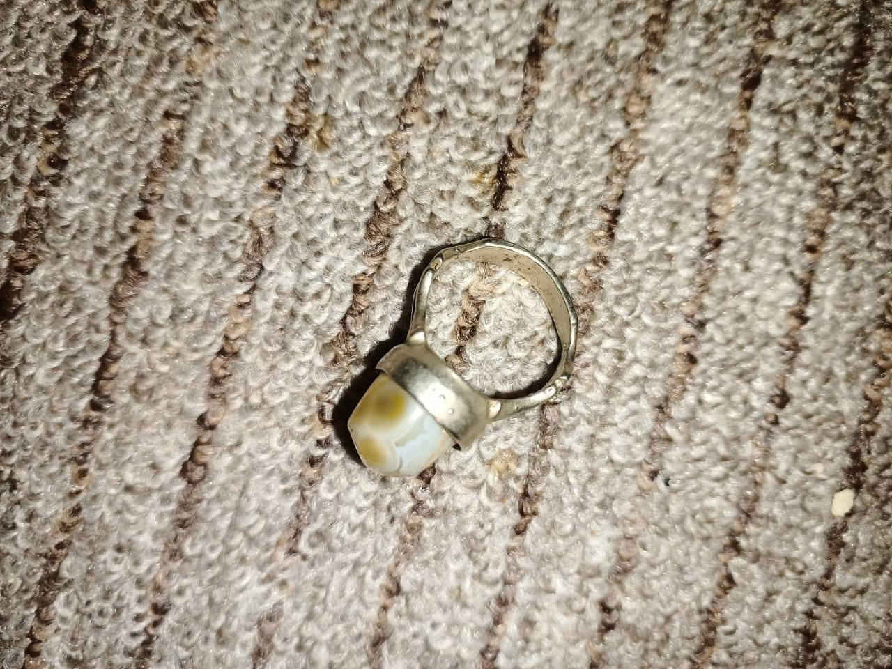 اللبيع ما اعرف فضة او لا بي ختم ٩٢٥ وابو الشذرة الزركة بي ختم ٥ وبصفهة حرف انكليزي ما اعرفهن شنو قيم واخذهن مكان نجف توصيل ماكو ‏‪***********‬‏ واتساب
