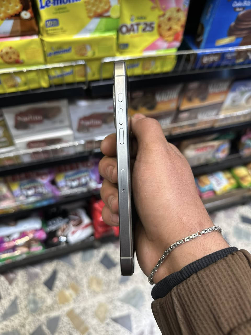 ايفون 15برو ماكس شرق اوصط بطاريه 94 الجهاز كامل ملخقاته  الجهاز مكفول من كلشش     السعر 1300.                               هاذ رقمي :***********
