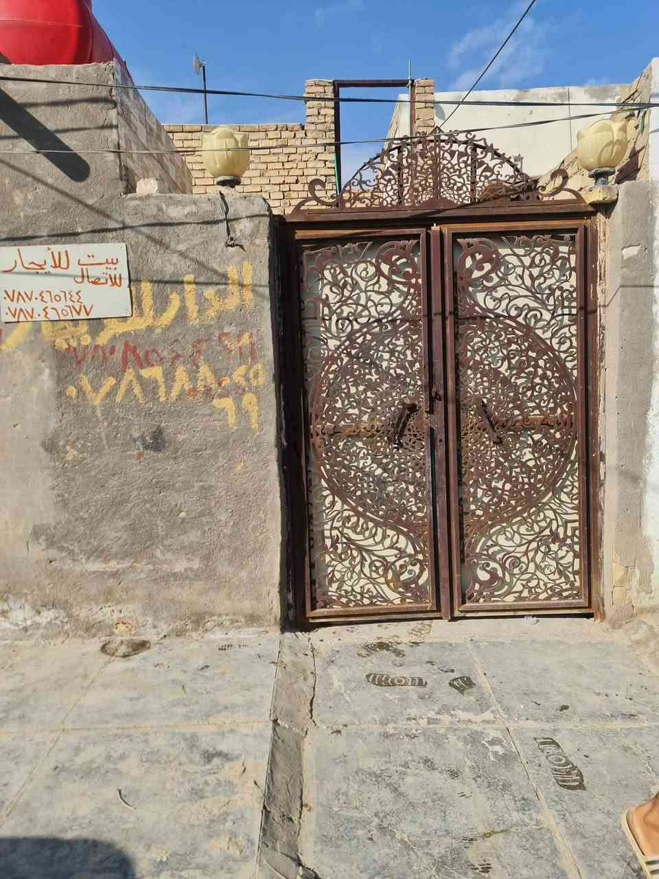 السلام عليكم بيت للايجار خلف مركز العسكوري مباشرتآ يتكون من غرفه وصاله وبراني ومطبخ وصحيات البيت نضيف وياه كيزر وتانكي وماطور ومغسله من ضمن البيت ايجاره 225 واجور المي والكهرباء علينا هذا رقم صاحب البيت ***********
