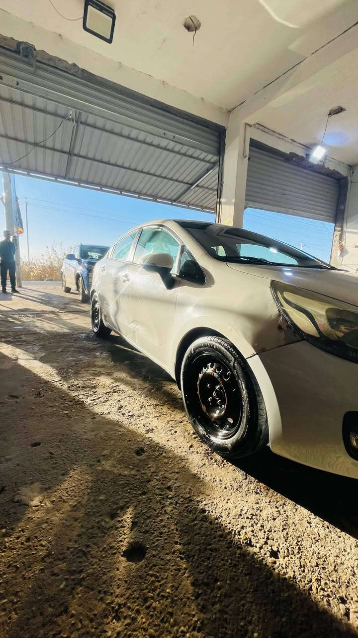 السلام عليكم كيا ريو ٢٠١٢ حادثها جاملغ أمامي ايمن وشوية بالبنيد وبيه طخة جاملغ خلفي ايمن بدون حوض وبيها طخات بالبيبان موضحة مكينة وكير وصدر سليمات السعر ٧٥  رقم الهاتف***********
