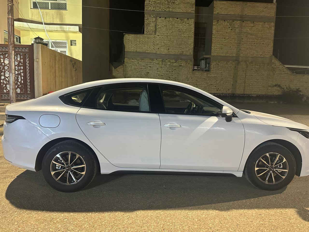 سلام عليكم عارض بي واي دي 2025 ما شيه 400 كيلومتر فقط يعني زيرو رقم أربيل 136 ورقه جوه سوك كفاله عامه بيع مستعجل  رقم ***********
