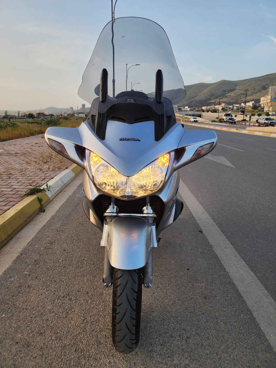 honda ST1300 ABS 2006
موديل 2006، سبورت تورينج (فول مواصفات)
​المحرك: 1300 سي سي (قوة وعزم ممتاز)
​المواصفات:
​نظام كوابح ABS
​جام (نوافذ) كهرباء
​تدفئة مقود (دسك هيتر) بلادي
​شافت (غاردن)
​لايت (إضاءة) كهرباء متحرك
​العدة والجاكيت الأصلي من الشركة (هێلەک و تاقم ئیسپانە)
​دبلات خلفية هيدروليك
​إطارات بلادية يابانية نوع (بريدجستون)
​ملاحظة: الدراجة سياحية ورياضية في نفس الوقت، وتمتلك قوة وعزم فوق الممتاز.
​حالة الدراجة: مسرفسة بالكامل وجاهزة (تم تبديل دهن المحرك، دهن الإكسل، دهن البريك، الأنتيفريز "ماء الراديتر"، وفحمات البريك)، كل المواد المستخدمة أصلية والدراجة بدون أي مصاريف.
​الوضعية القانونية: بدون رقم (منفيس).
​الموقع: السليمانية.
​السعر: 43 ورقة (4300 دولار)
رقم تلفون/***********
