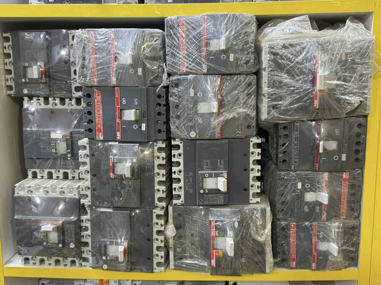 متوفر قواطع Abb✅
جميع الامبيريات 
للطلب والتواصل على الواتساب ***********
